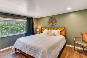 Hot Tub & 2 Fire Pits! Secluded Lyles Getaway