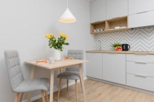 Modern Studio with Parking Close to Metro in Warsaw by Noclegi Renters