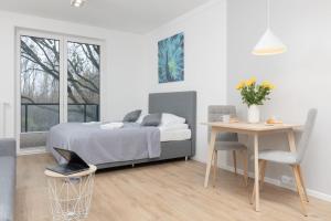 Modern Studio with Parking Close to Metro in Warsaw by Noclegi Renters