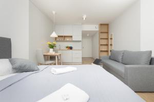 Modern Studio with Parking Close to Metro in Warsaw by Noclegi Renters