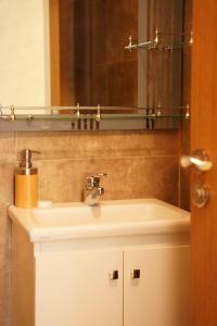 Stylish 2BR Apartment with Pool Access