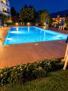 Pool e Snow Lake Como