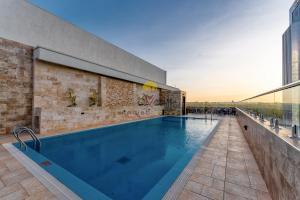 Top Floor 7 Star 1BR w Views and Rooftop Pool in Westlands