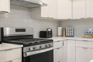 Sage Hill 1BR Suite in NW Calgary – Queen Bed, 65-inch TV, Full Kitchen