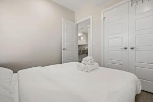 Sage Hill 1BR Suite in NW Calgary – Queen Bed, 65-inch TV, Full Kitchen