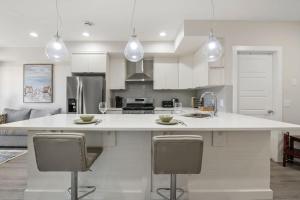 Sage Hill 1BR Suite in NW Calgary – Queen Bed, 65-inch TV, Full Kitchen
