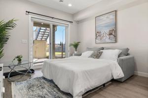 Sage Hill 1BR Suite in NW Calgary – Queen Bed, 65-inch TV, Full Kitchen