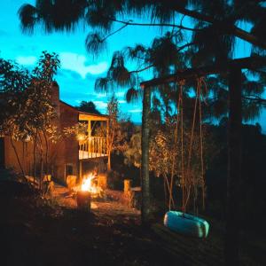 Cabaña con chimenea y fogata en el bosque cerca deSan Jose del Pacifico
