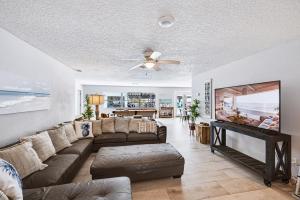 Canal Front Beach Home-Private Pool-Boat Dock