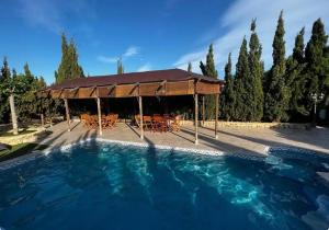 Chalet con piscina y barbacoa