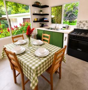 Casa Verde con Vistas a la Montaña al lado del Río, BBQ en villaclarard Los Cacaos