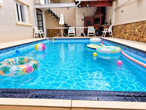 Belíssima Casa a Beira Mar com Piscina Aquecida Cobrado a Parte, 5 Quartos com Ar Condicionado, Amplo Salão de Jogos com Mesas de Bilhar e Pebolim, Amplo Espaço Externo com Churrasqueira em Deck Gourmet Coberto frente a Piscina,Tudo isso á Beira 