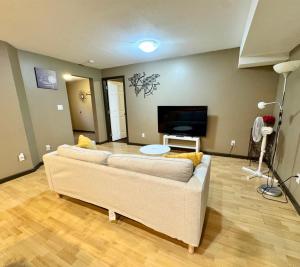 Charming 2-bedroom Basement Suite with Free Parking