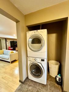 Charming 2-bedroom Basement Suite with Free Parking