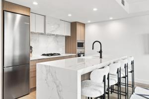 Lakeview Luxury