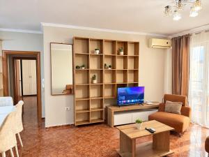 Central Tirana 2BR l Big Balcony l Free Parking