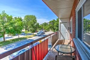 2 Bedrooms close to the subway andservices