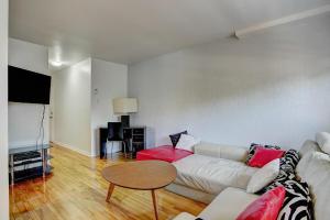 2 Bedrooms close to the subway andservices