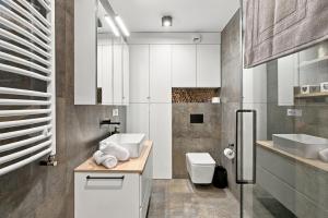 Strażacka Elegant Apartment by BookingHost