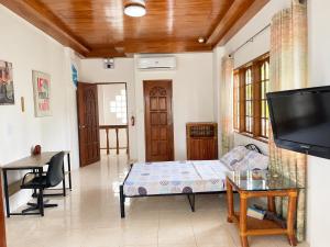 Private beachfront accommodation with ocean view and direct reef access