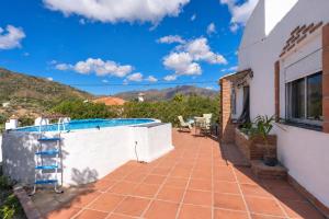 Countryside Escape Just Minutes from the Coast