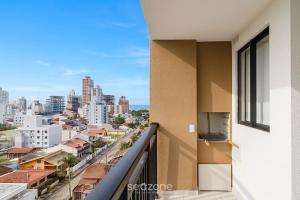 Apto. c Varanda em Cond. c Piscina MCB1003