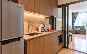 Bellevue Beachfront Studio with kitchen by TVC