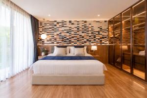Bellevue Beachfront Studio with kitchen by TVC