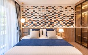 Bellevue Beachfront Spacious Studio with city view by TVC
