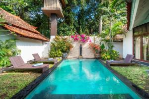 5 Bedroom Villa Etnik in Seminyak with Big Garden and Private Pool