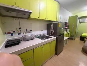 Cozy City View Studio with Kitchen & Pool