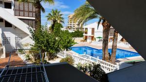 Bungalow Beach Parking Pool
