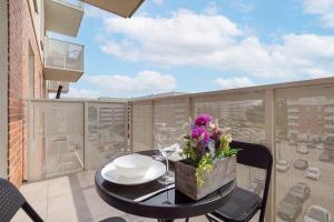 Bright Apartment with Balcony and Parking by Noclegi Renters