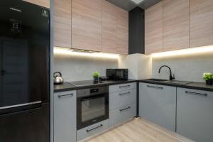 Bright Apartment with Balcony and Parking by Noclegi Renters