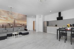 Apartament z Balkonem na 10 Piętrze w Łodzi by Noclegi Renters