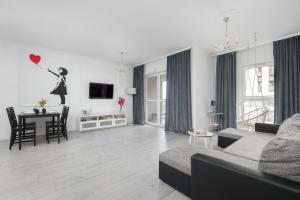 Apartament z Balkonem na 10 Piętrze w Łodzi by Noclegi Renters