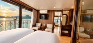 UniCharm Cruise - Hidden Route 2 Bays & Viet Hai village
