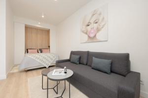 Comfortable Apartment and Studio with Parking and Access to Fitness Gym and Sauna by Noclegi Renteres