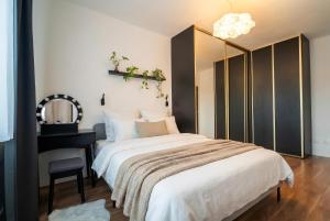 Old Town Apartment with FREE PARKING & AC
