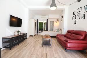 Galicia D - Studio with Private Patio near Arroyo de la Miel Station