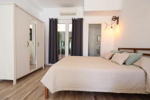 Galicia D - Studio with Private Patio near Arroyo de la Miel Station