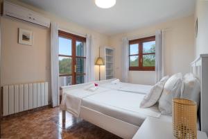 Villa Avrelia Spacious 4-bedroom country house with private saltwater pool, gym, large private garden, mountain views, 15 min from Palma Airport