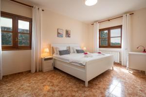 Villa Avrelia Spacious 4-bedroom country house with private saltwater pool, gym, large private garden, mountain views, 15 min from Palma Airport