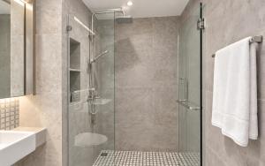Bellevue Beachfront 1 bedrooms Apartment, pool view by TVC