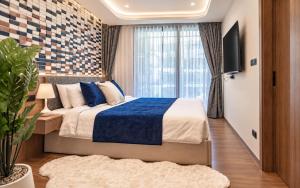 Bellevue Beachfront 1bdr apartment with terrace and pool view by TVC
