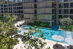 Bellevue Beachfront 1bdr apartment with terrace and pool view by TVC