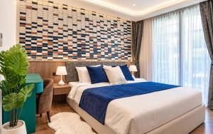 Bellevue Beachfront 1bdr apartment with terrace and pool view by TVC