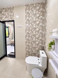 Azure Bungalow - Sea View & Beach Access - 5-Min Walk to Chabad House