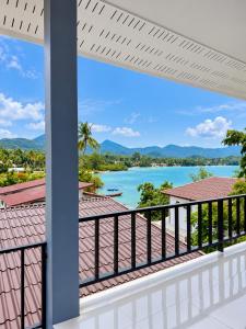 Azure Bungalow - Sea View & Beach Access - 5-Min Walk to Chabad House