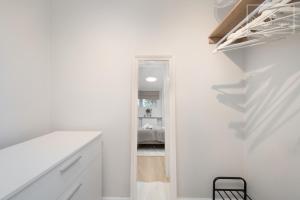Quiet 2BR, Free Parking, Workspace & Fast WiFi